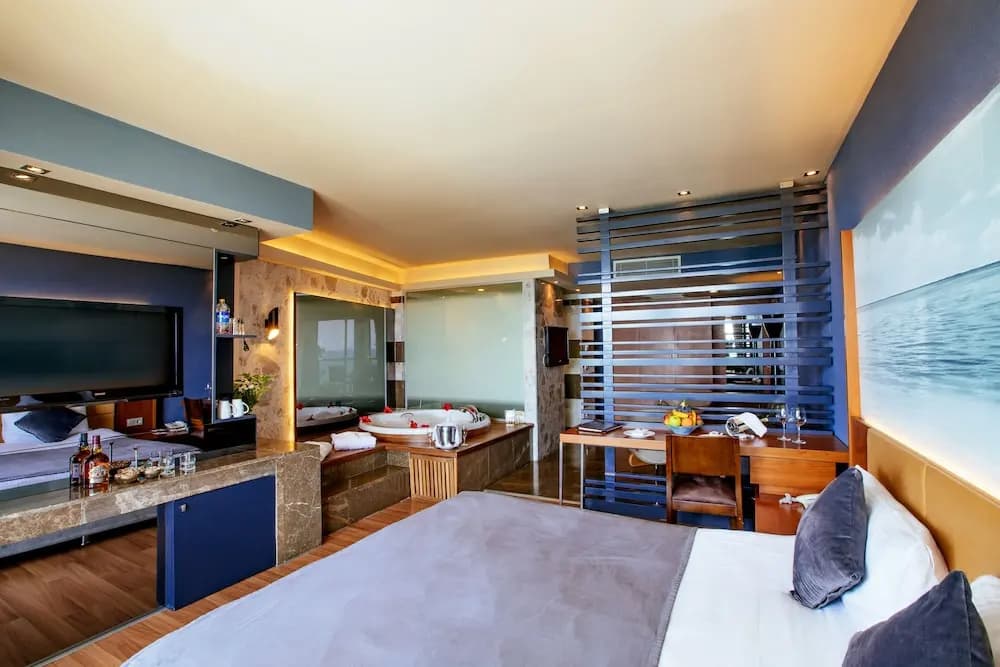Deluxe Double room with balcony full double bed