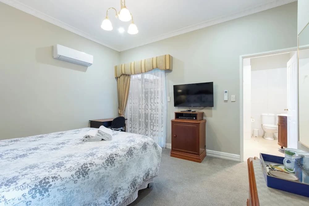 Deluxe Double Suite with balcony full double bed