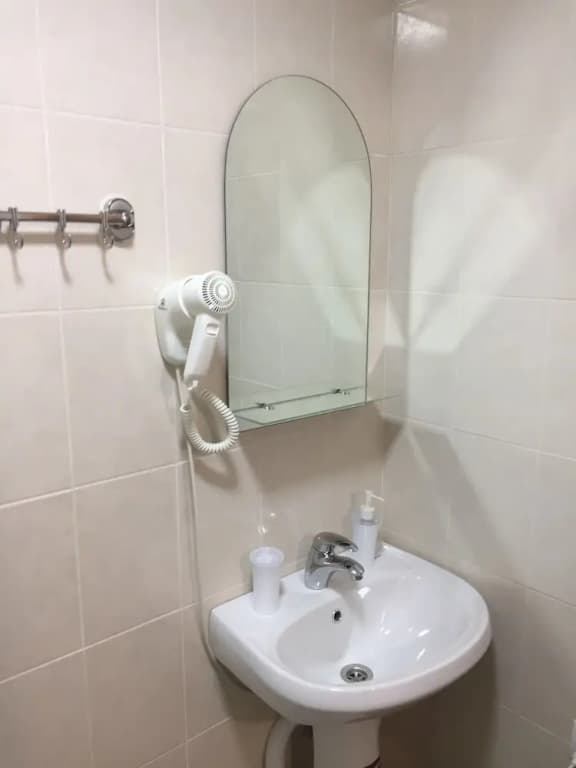 1 Bedroom Economy Double Basement room full double bed