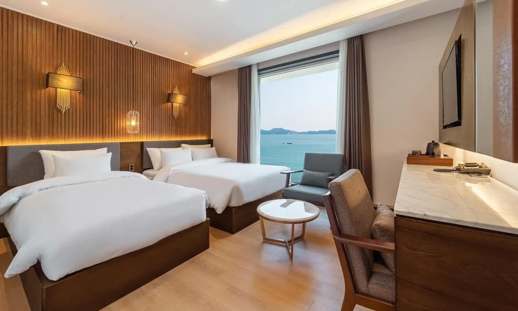 Deluxe Double room with ocean view twin beds