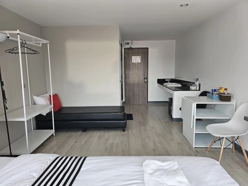 Deluxe Double room with city view full double bed