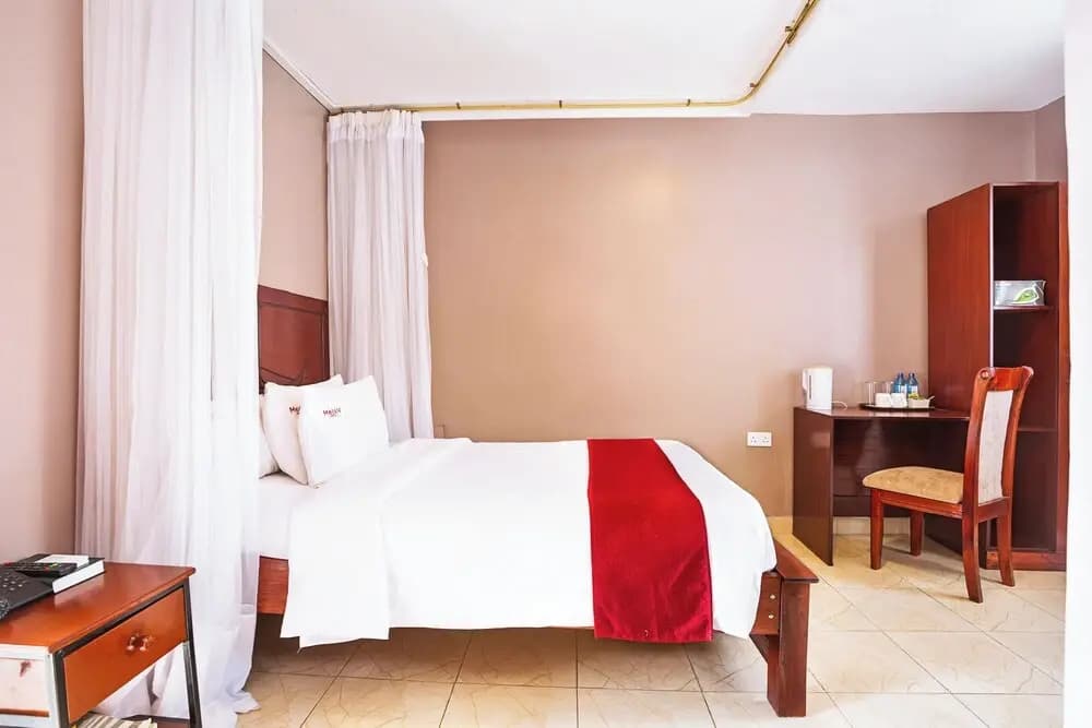 Standard Double Club room with garden view full double bed
