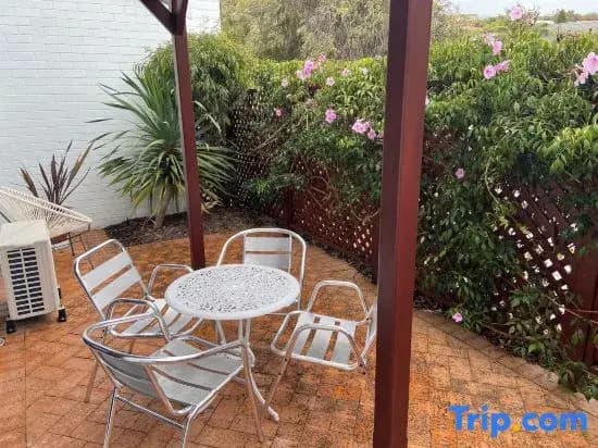 1 Bedroom Double Apartment full double bed