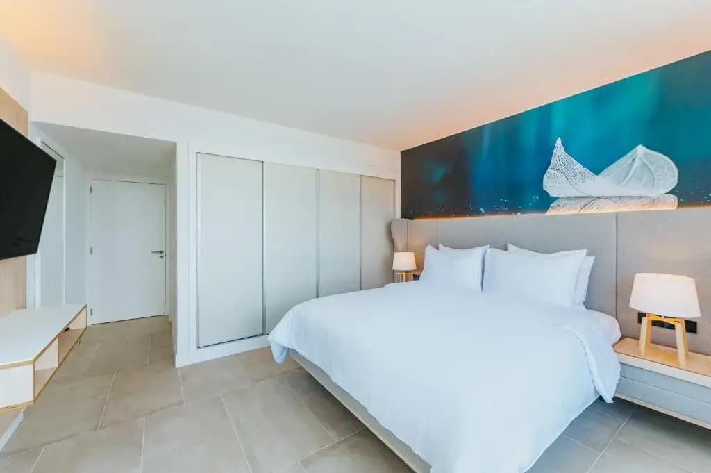 1 Bedroom Double Suite with ocean view full double bed