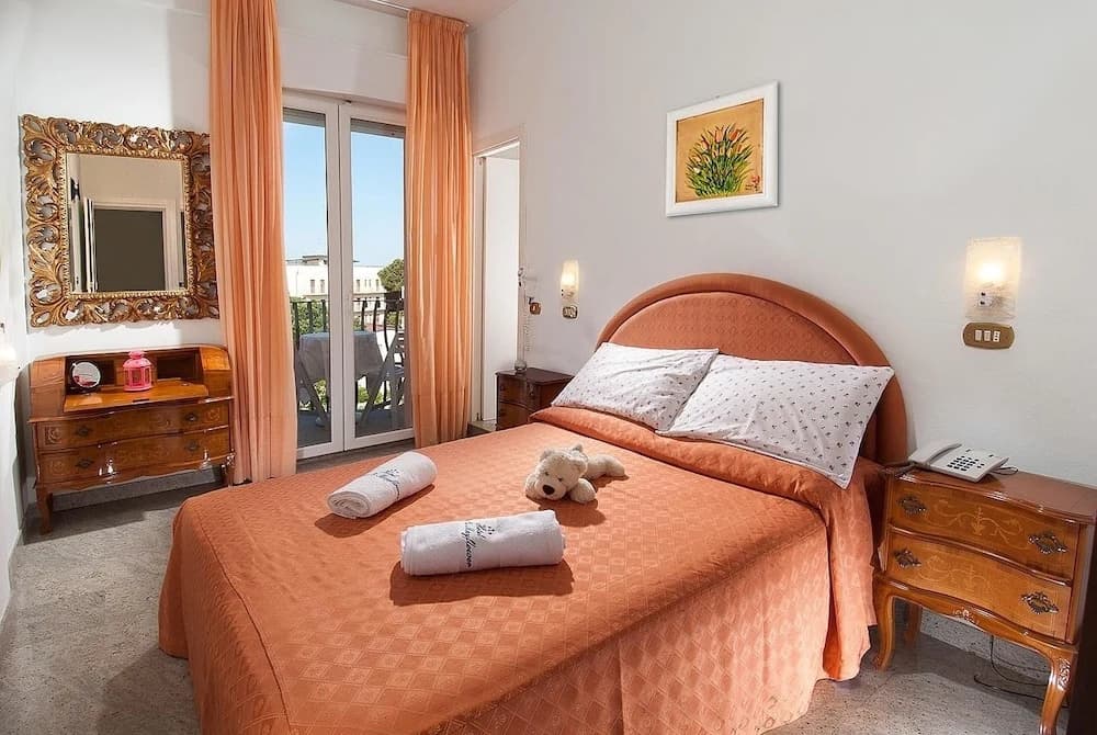 Standard Double room with balcony and with partial sea view full double bed