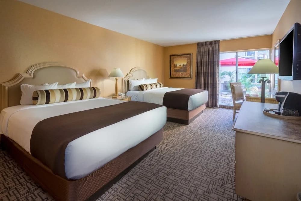 Standard Quadruple room with courtyard view