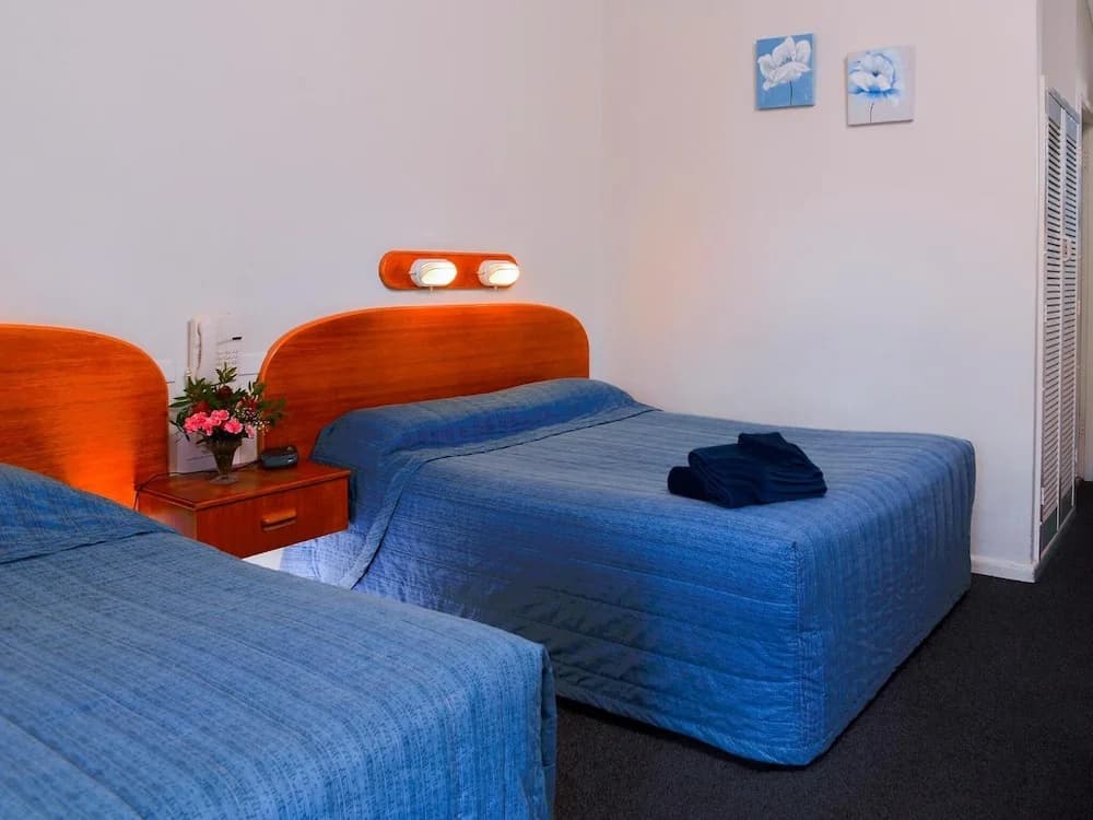 1 Bedroom Standard Double Suite twin beds