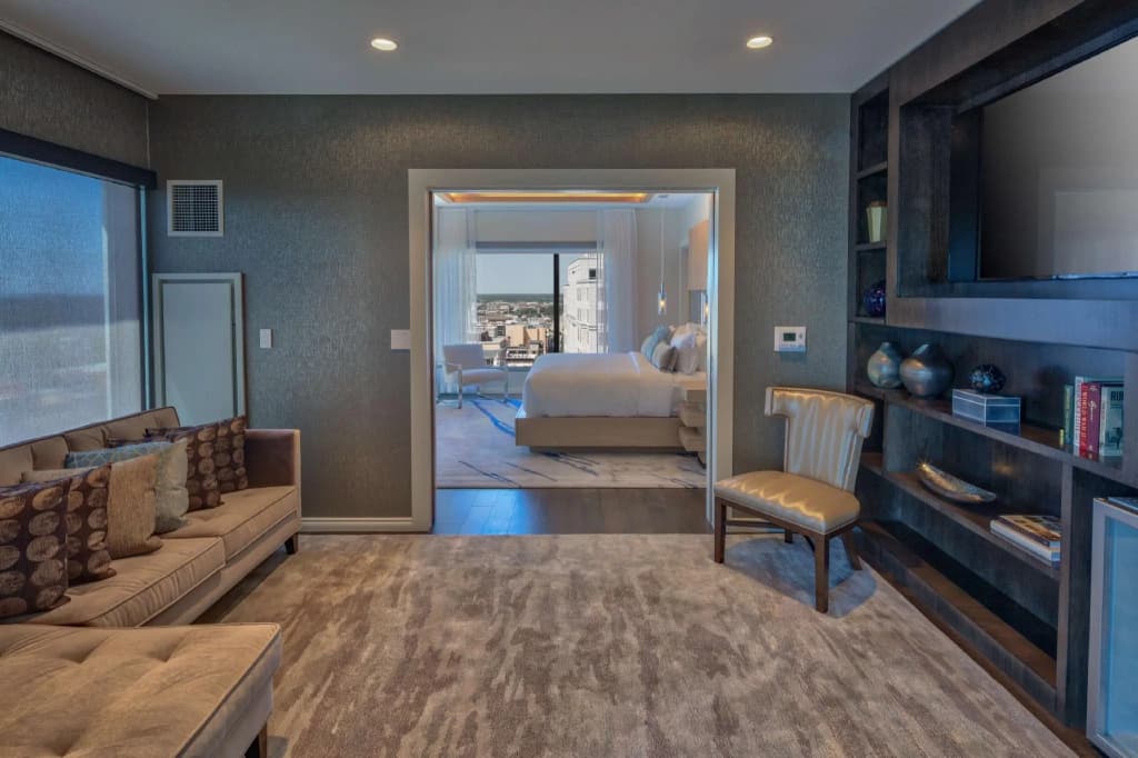 1 Bedroom Presidential Double Suite full double bed