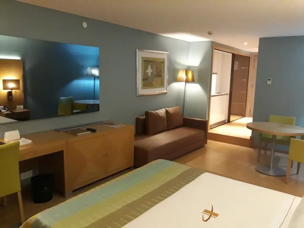 Deluxe Double room with partial sea view full double bed