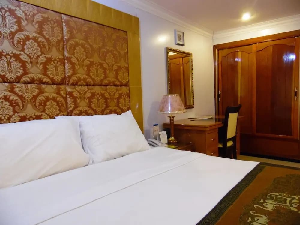 Double Suite full double bed