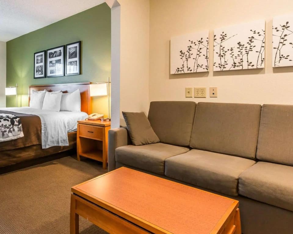 Double Suite full double bed