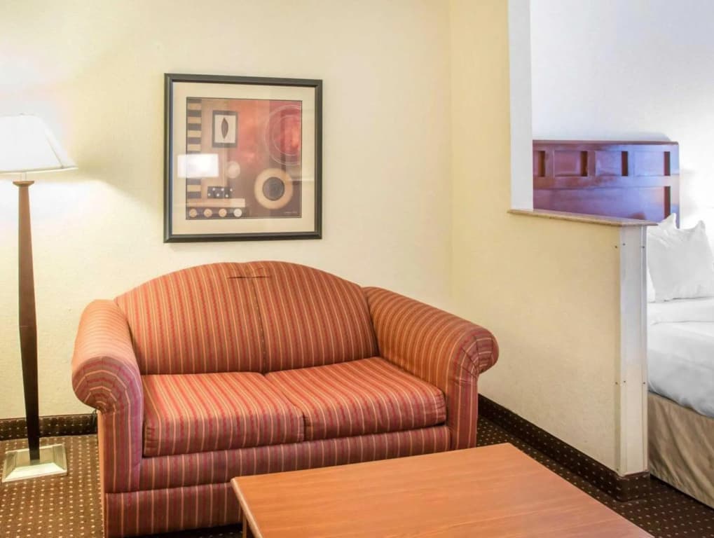 1 Bedroom Double Suite full double bed