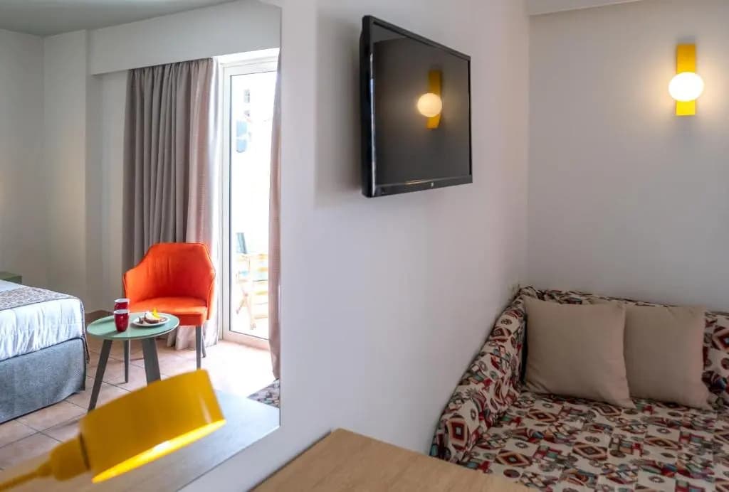 Standard Double room with pool view full double bed