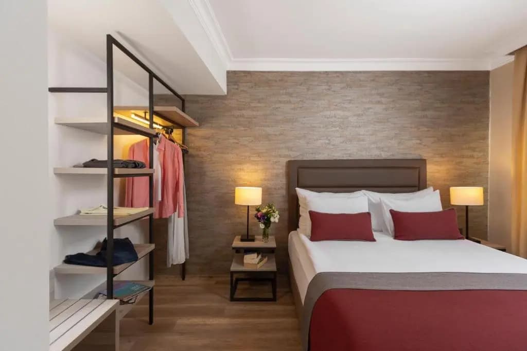 Junior Suite with pool view