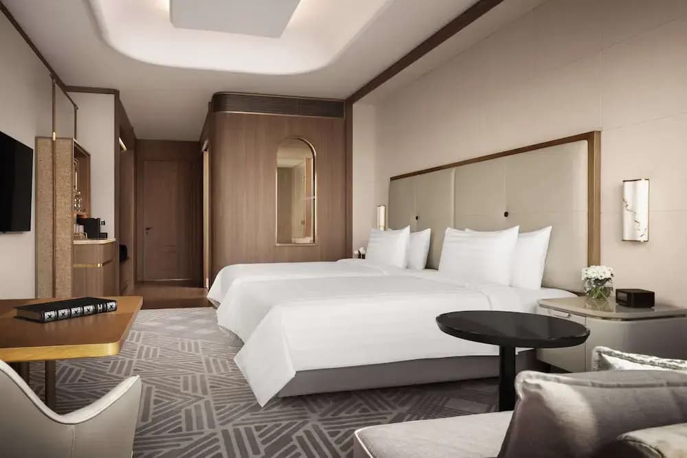 Standard Double Club room with city view twin beds