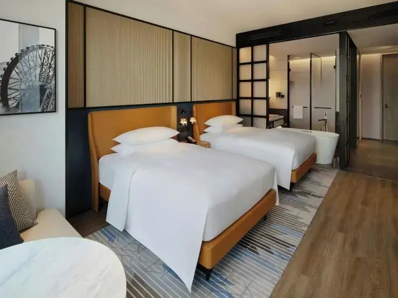 Deluxe Quadruple room with city view