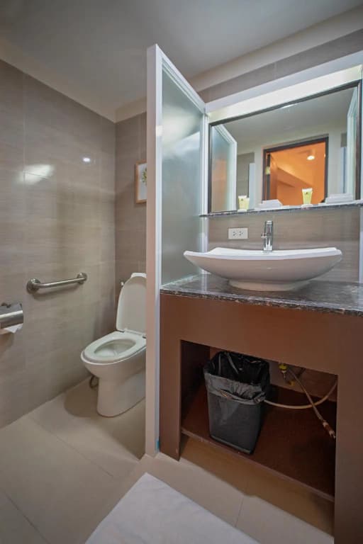 Standard Double room with city view full double bed