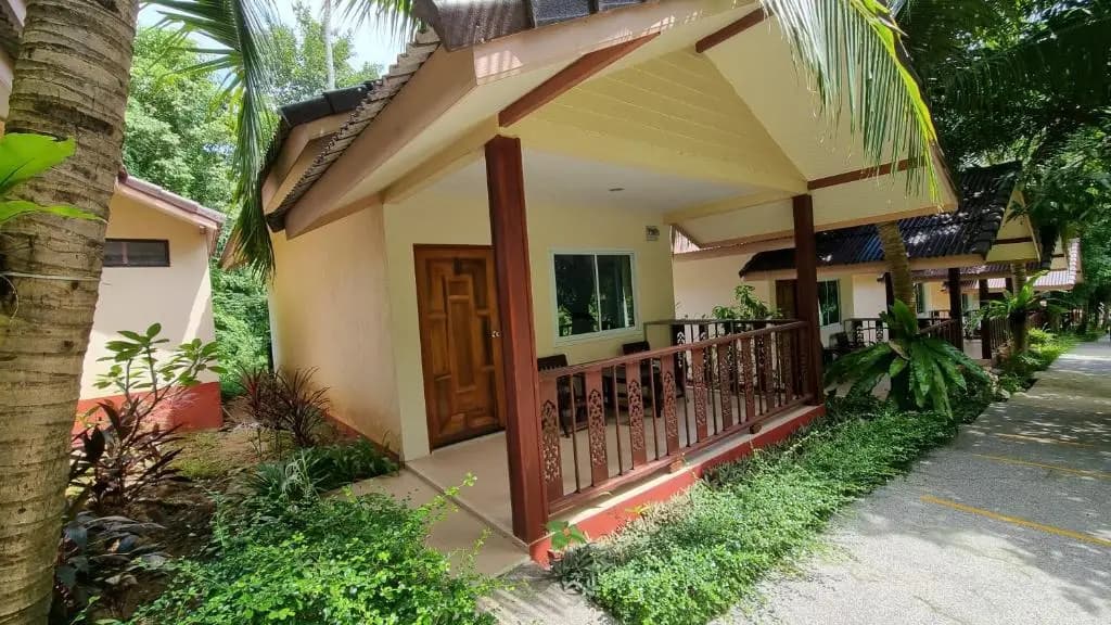 Bungalow with garden view