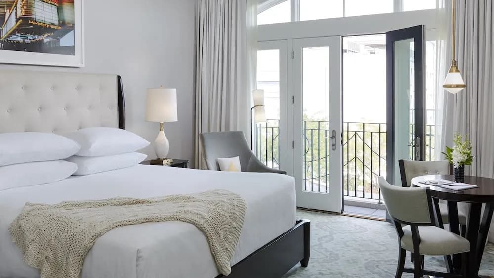 Deluxe Double room with balcony full double bed