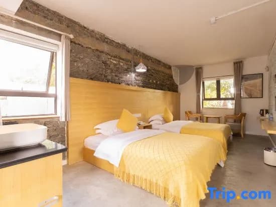 Standard Double room with street view twin beds