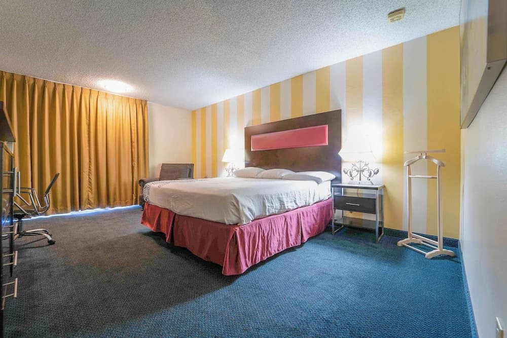 Deluxe Double Suite with balcony and with pool view full double bed