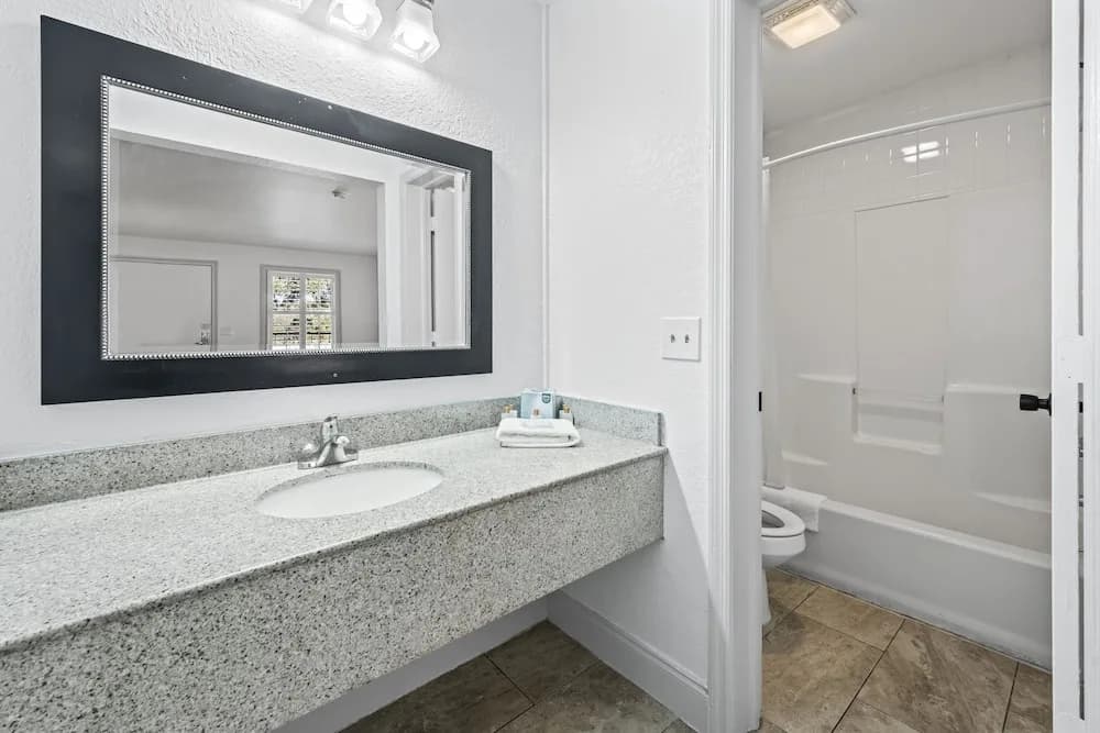 Standard Quadruple room with water view