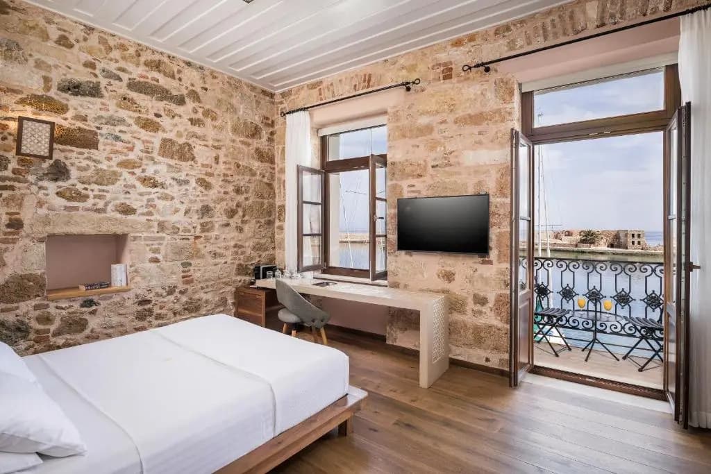Deluxe Double room with balcony and with sea view full double bed