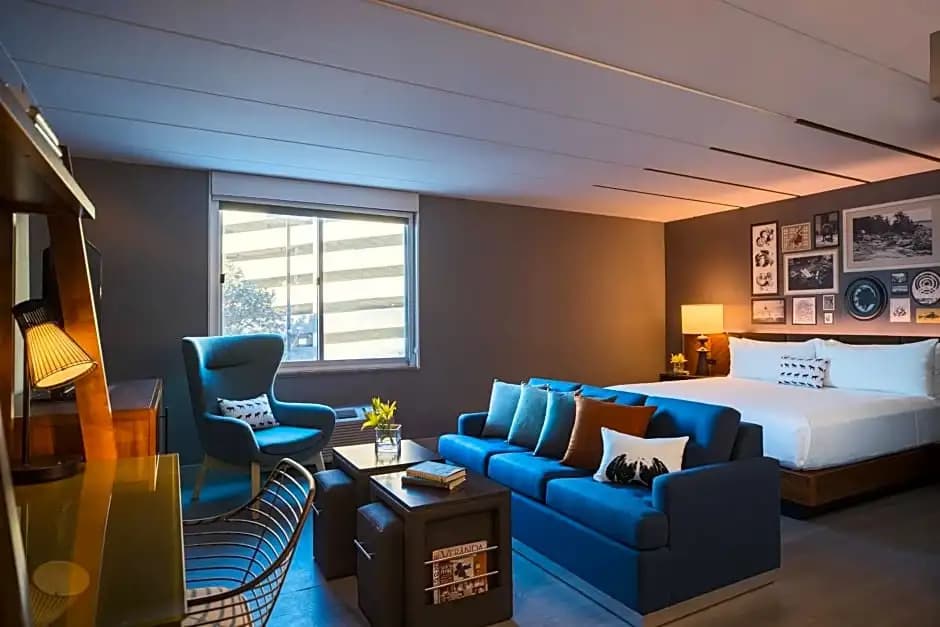 Double Suite full double bed