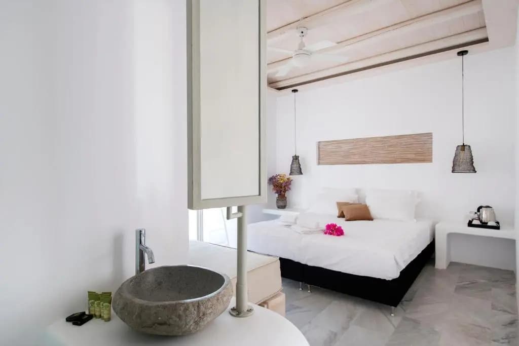 Premium Double room with courtyard view full double bed