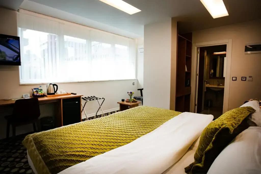 Deluxe Double room with partial sea view full double bed
