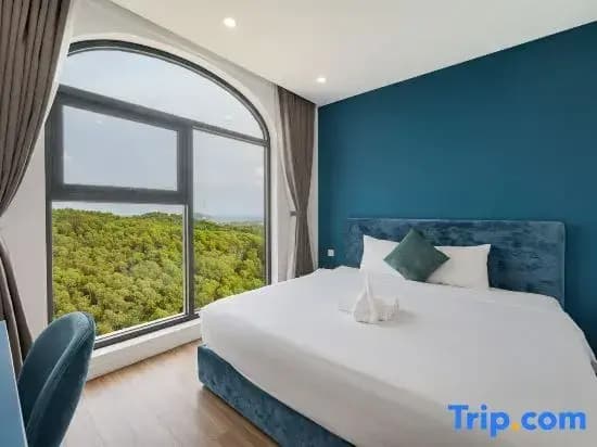 Standard room with mountain view