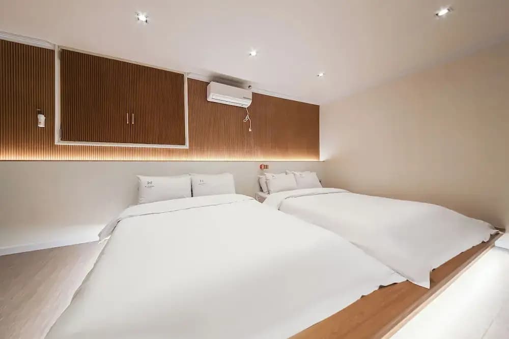 Standard Double Family room with city view twin beds