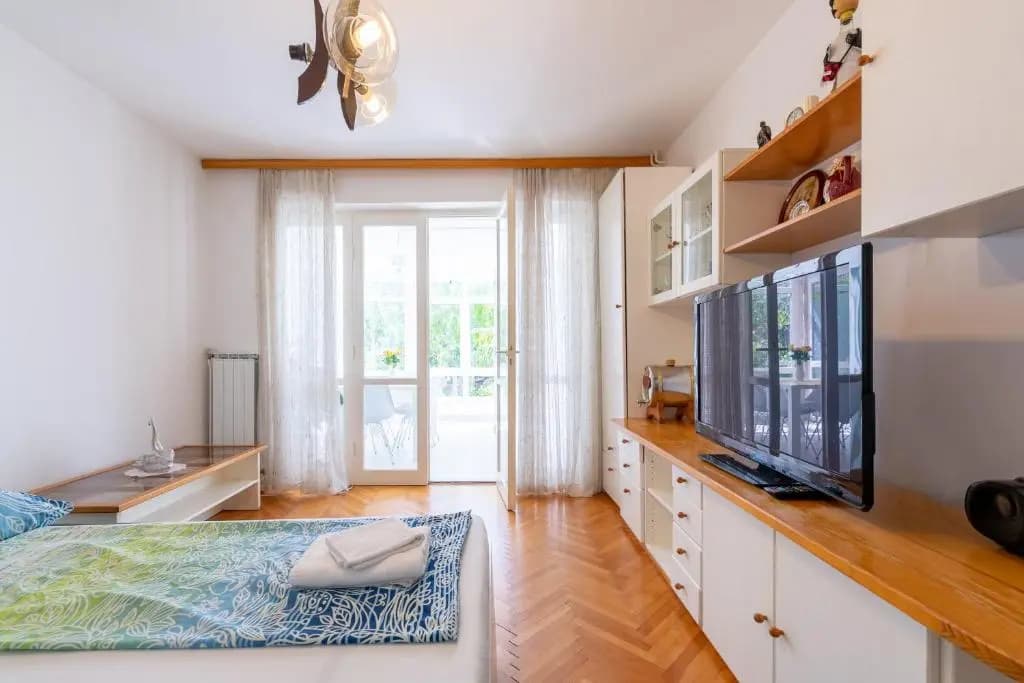 Apartment with garden view