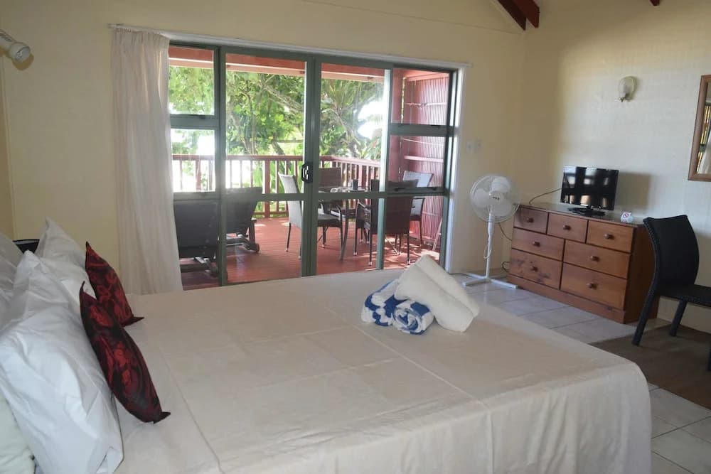 Comfort Double Bungalow with balcony and beachfront full double bed