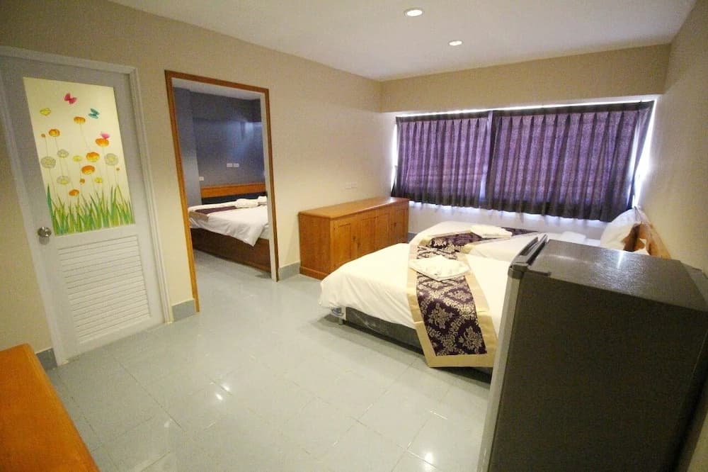 Standard Triple room with city view