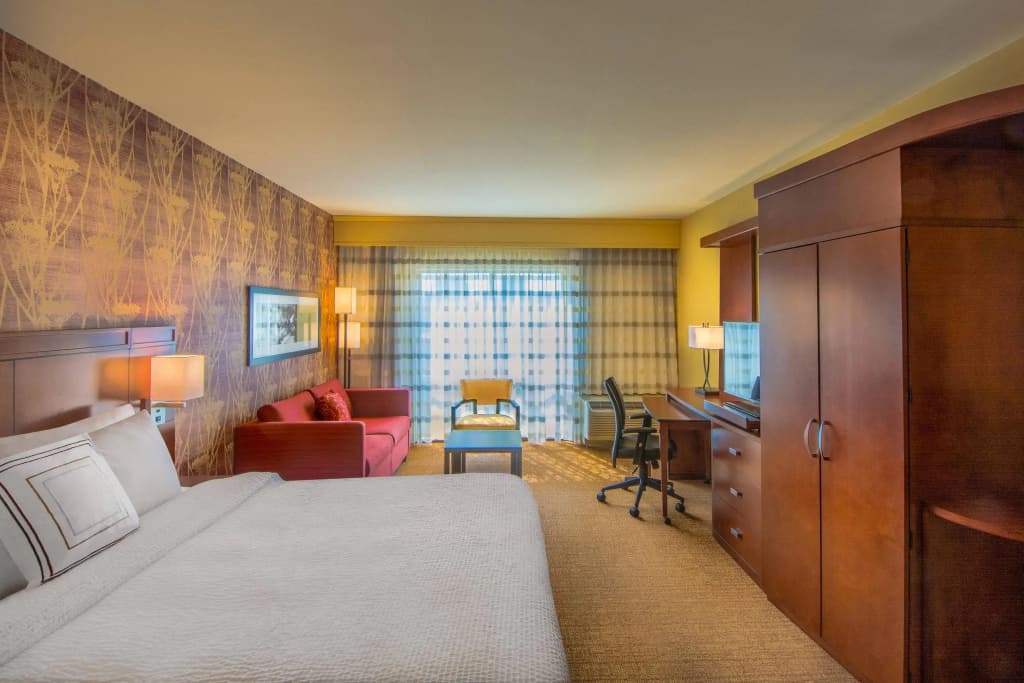 Standard Double room with city view full double bed