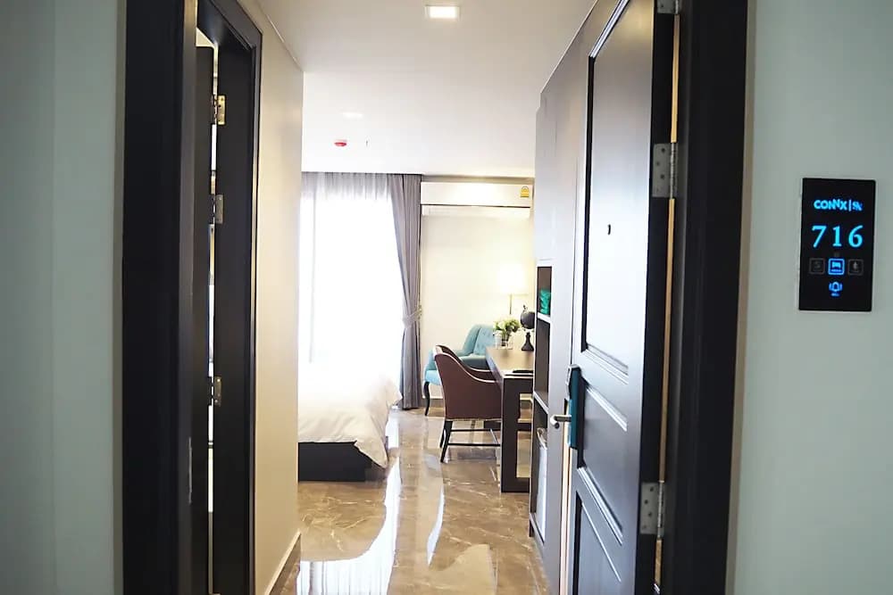Standard Double Club room with balcony full double bed