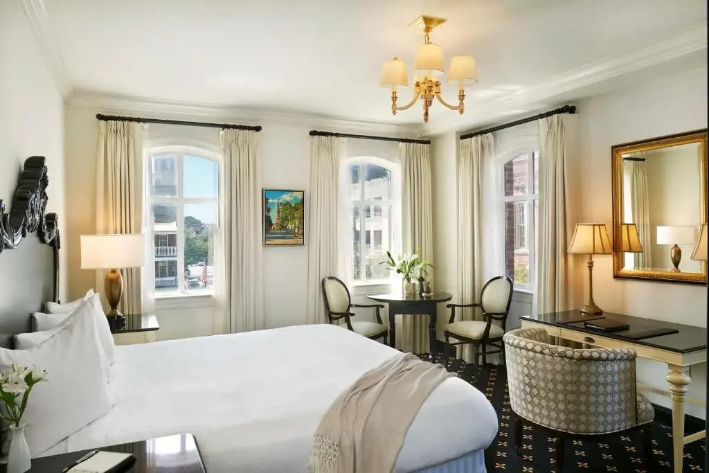 Luxury Double Suite with balcony full double bed