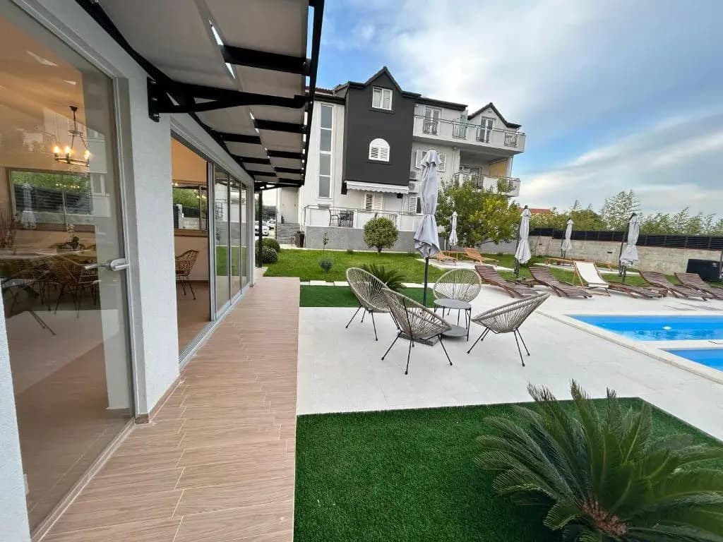 2 Bedrooms Apartment