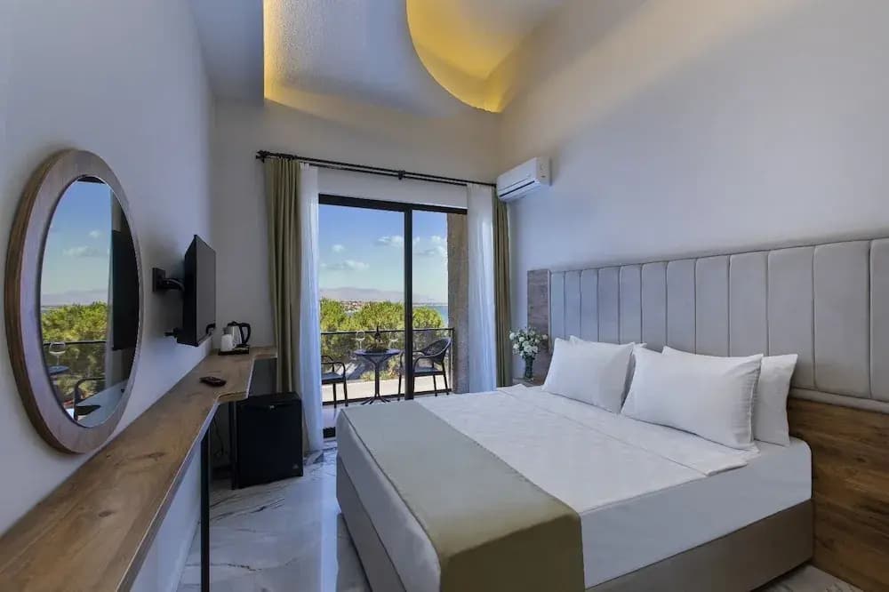 Deluxe room with partial sea view
