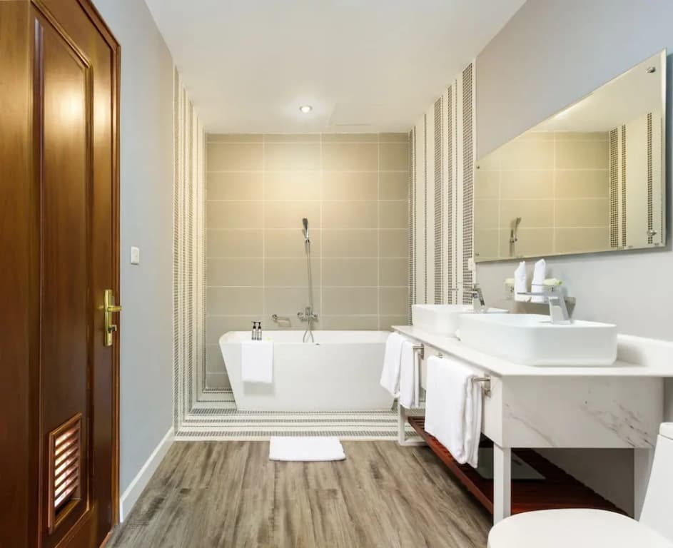 Modern Chic Double Suite with balcony twin beds