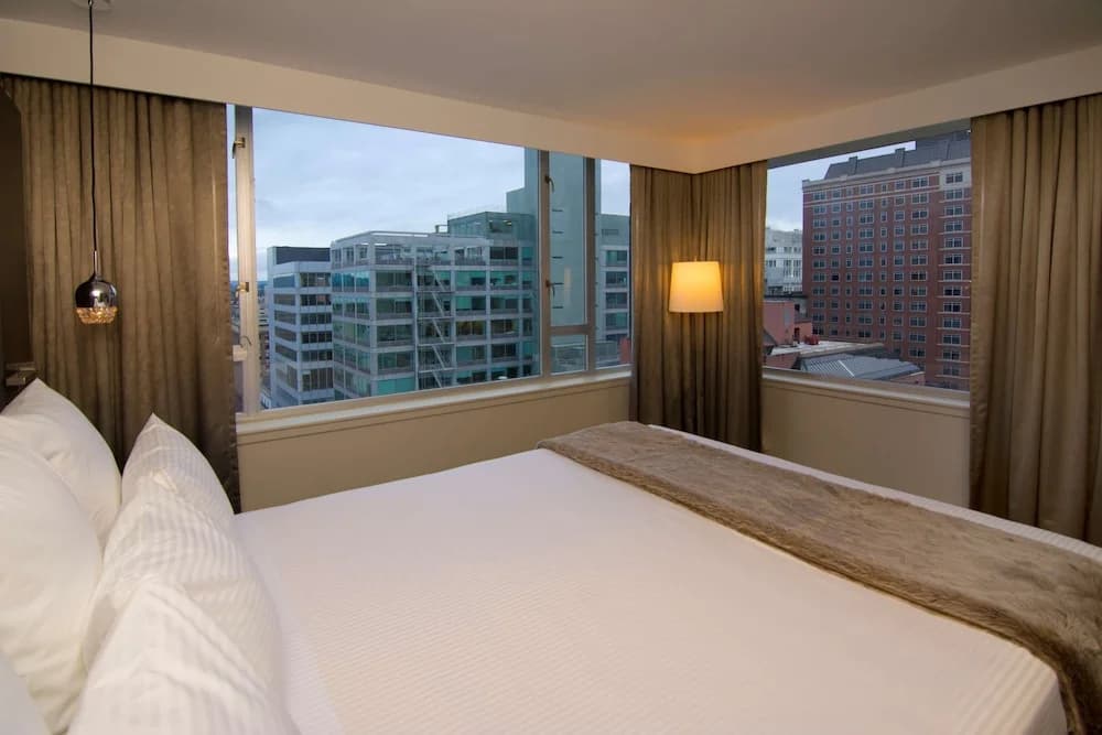 Corner Double Penthouse Suite full double bed