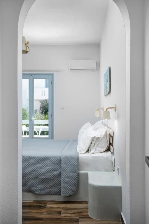 Deluxe Double room with street view full double bed