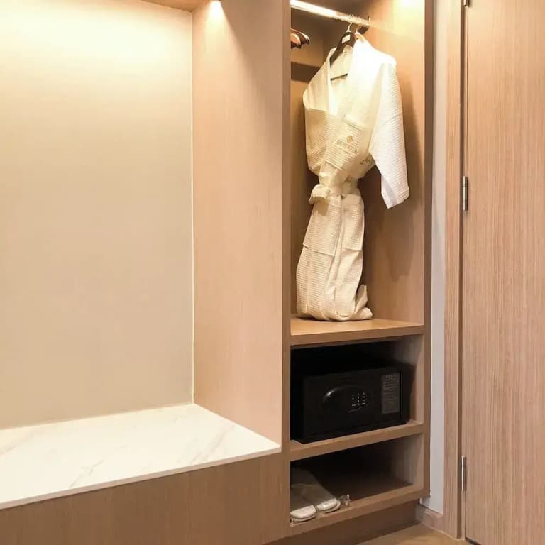 Deluxe Double room with city view twin beds