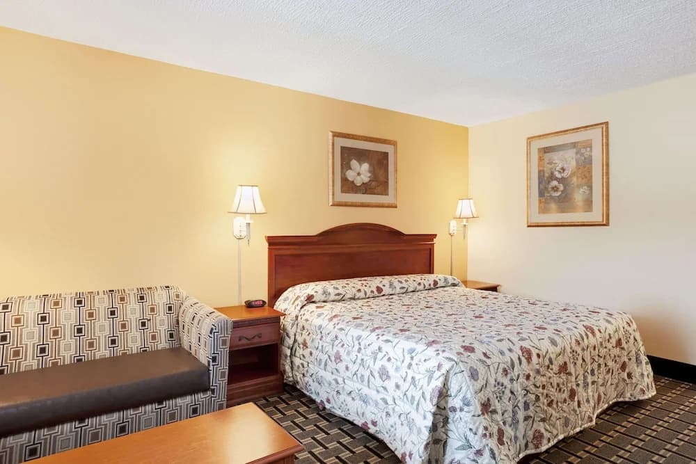 Double Suite full double bed
