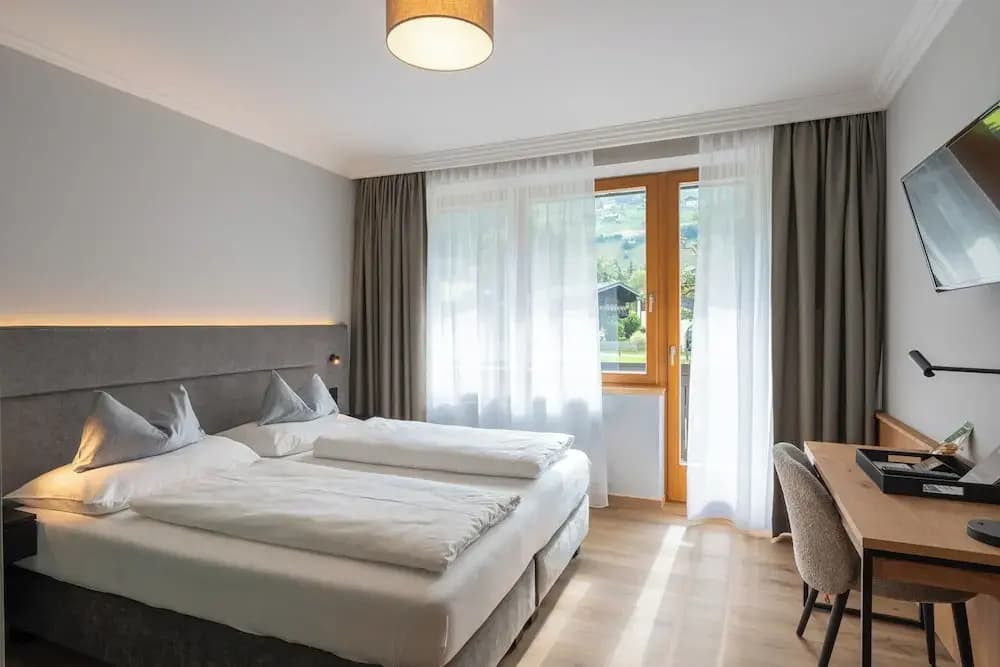 Classic Double room with balcony full double bed