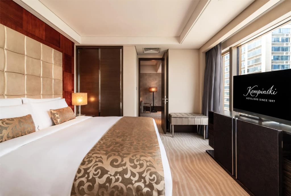 Double Suite with city view full double bed