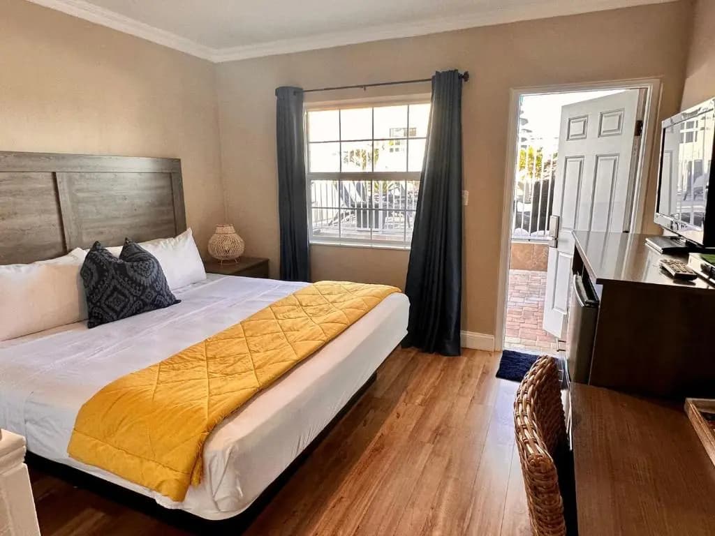 Standard room with pool view