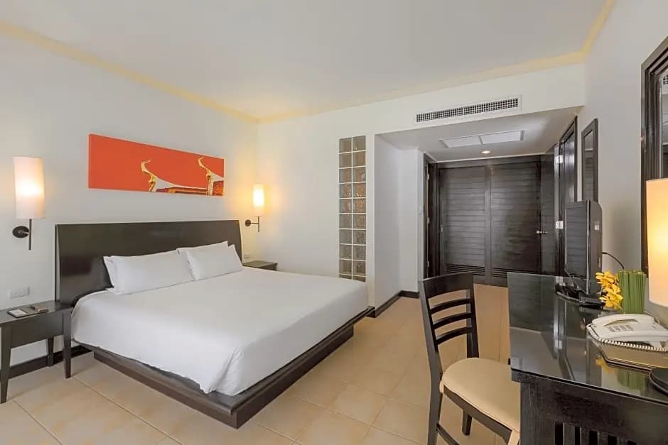 1 Bedroom Premium Double Suite with pool view full double bed