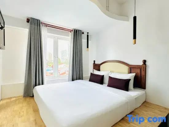 Deluxe Double room with pool view full double bed